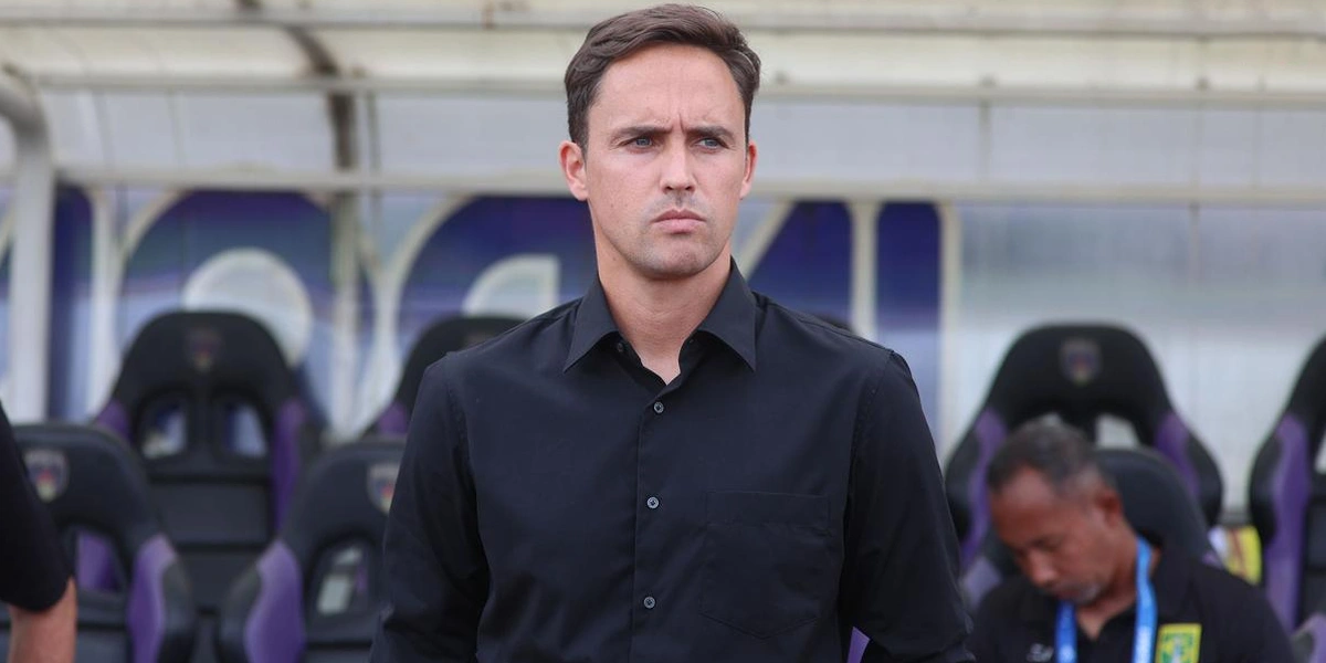 Paul-Munster-Angkat-Topi-untuk-Persib