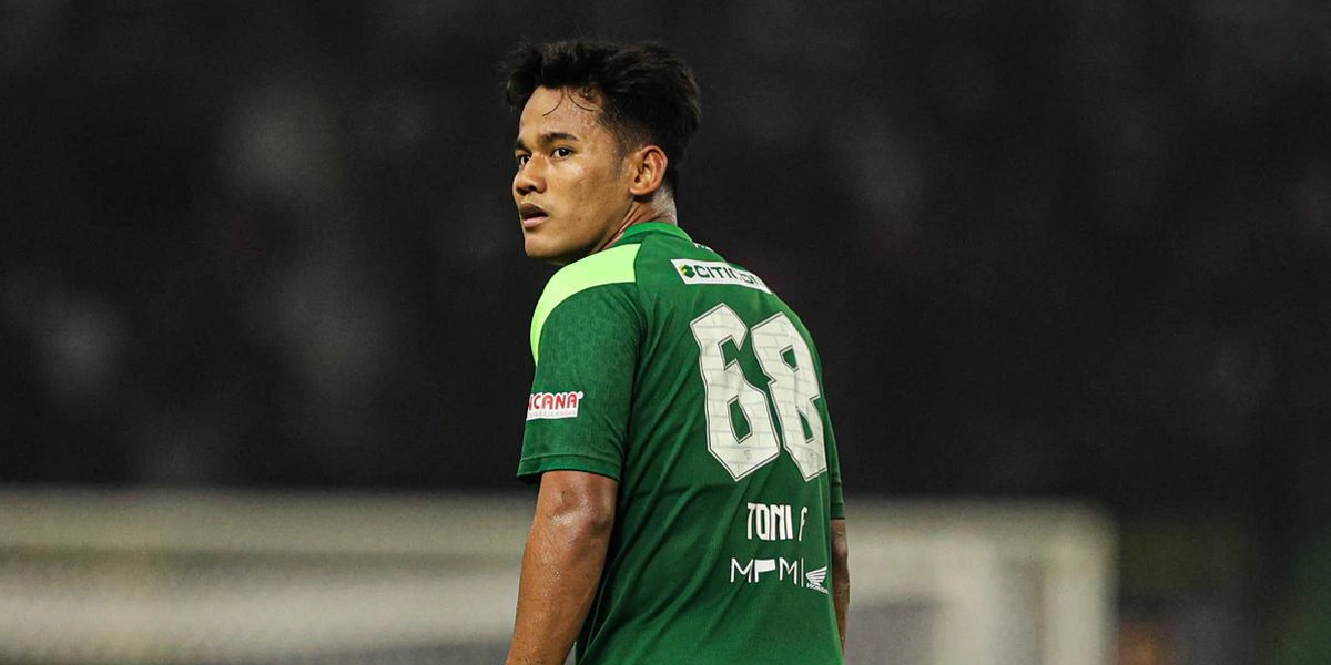 Toni-Firmansyah-Selamatkan-Persebaya-dengan-Posisi-Baru-di-BRI-Super-League